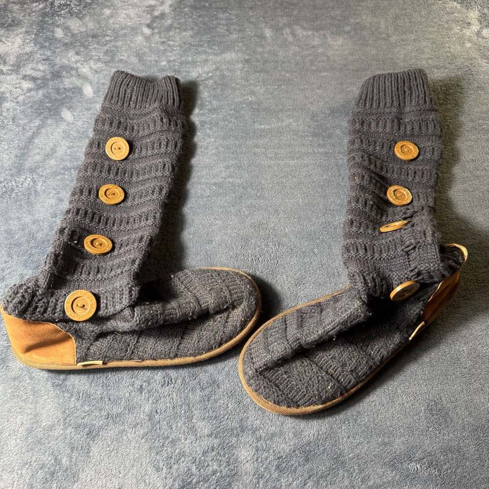 Muk Luks à la mode Gray Cable Knit Suede Sole Button Slipper Boots